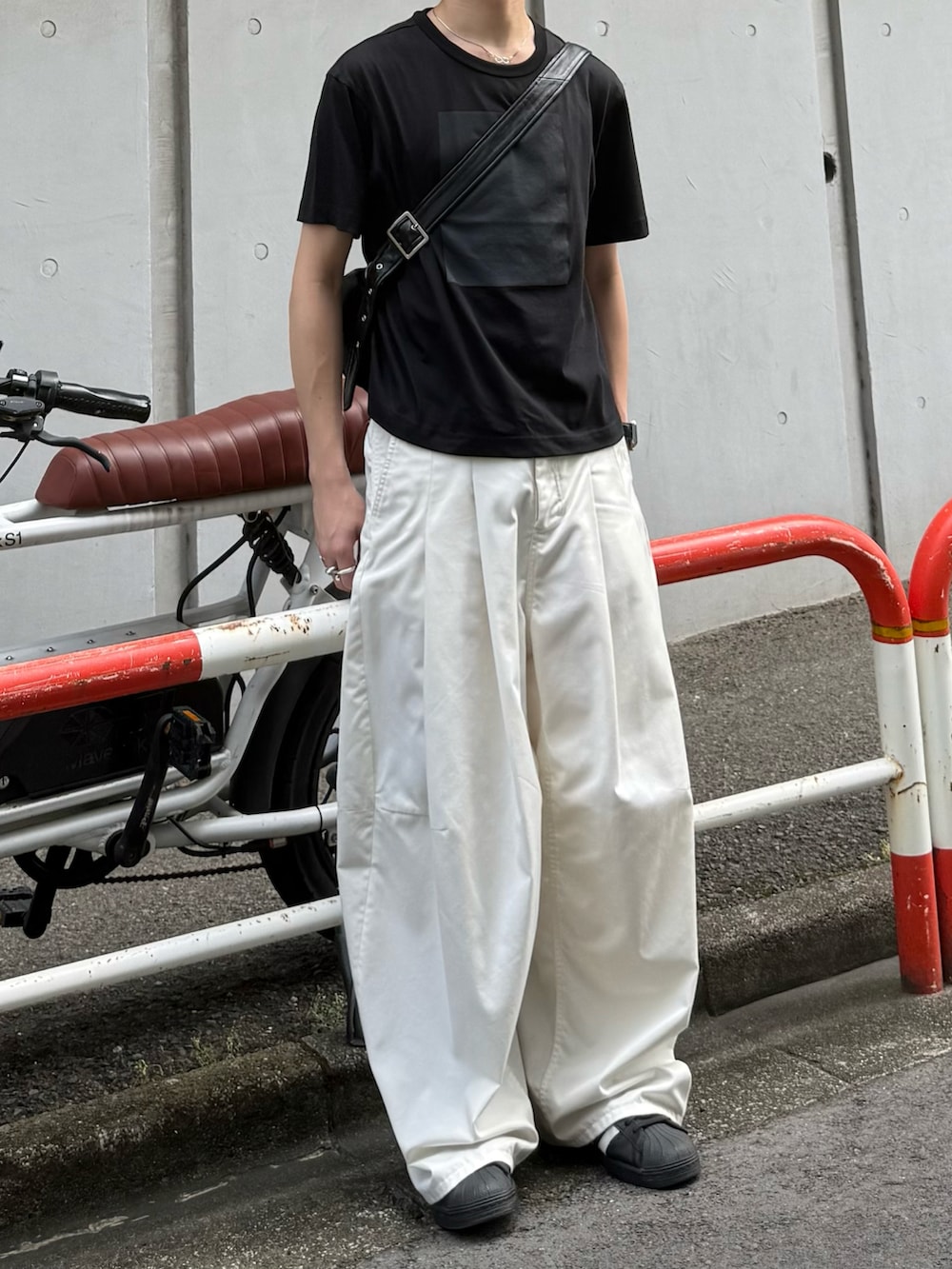 その他のTシャツ/カットソー、ホワイト系のその他パンツ、ブラック系のショルダーバッグを着用したメンズの夏コーディネートの5枚目の写真