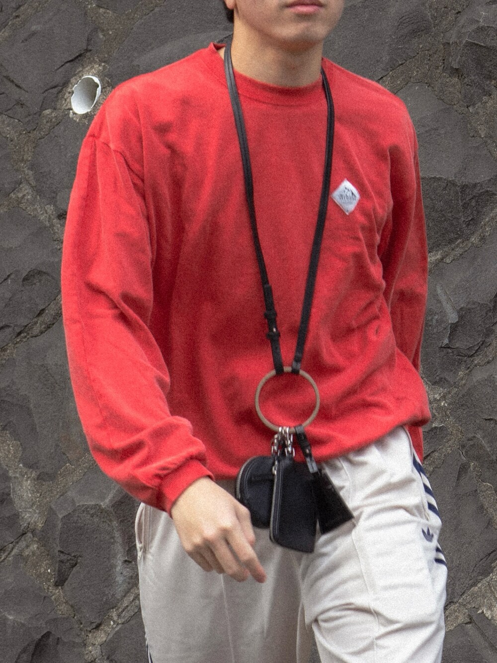 レッド系のスウェット、ホワイト系のその他パンツ、ブラック系のショルダーバッグを着用したメンズの春コーディネートの3枚目の写真