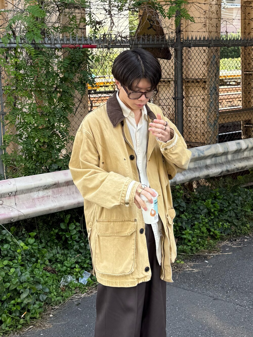 ブラック系のモカシン/デッキシューズ、イエロー系のデニムジャケット、ブラウン系のサングラスを着用したメンズの秋コーディネートの3枚目の写真