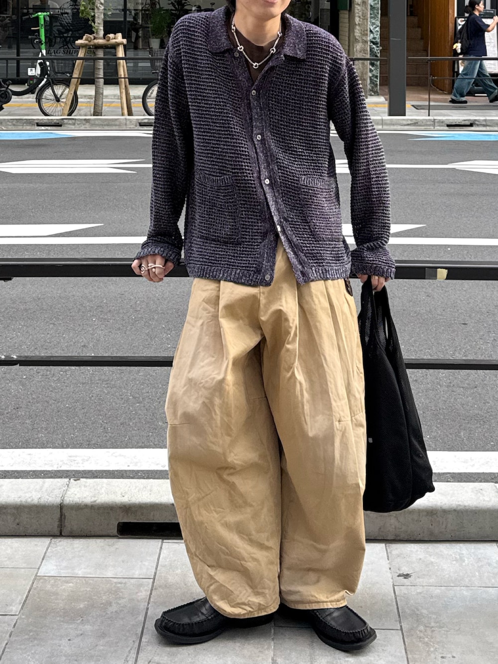 パープル系のカーディガン/ボレロ、ブラウン系のTシャツ/カットソー、ベージュ系のチノパンツを着用したメンズの春コーディネートの4枚目の写真
