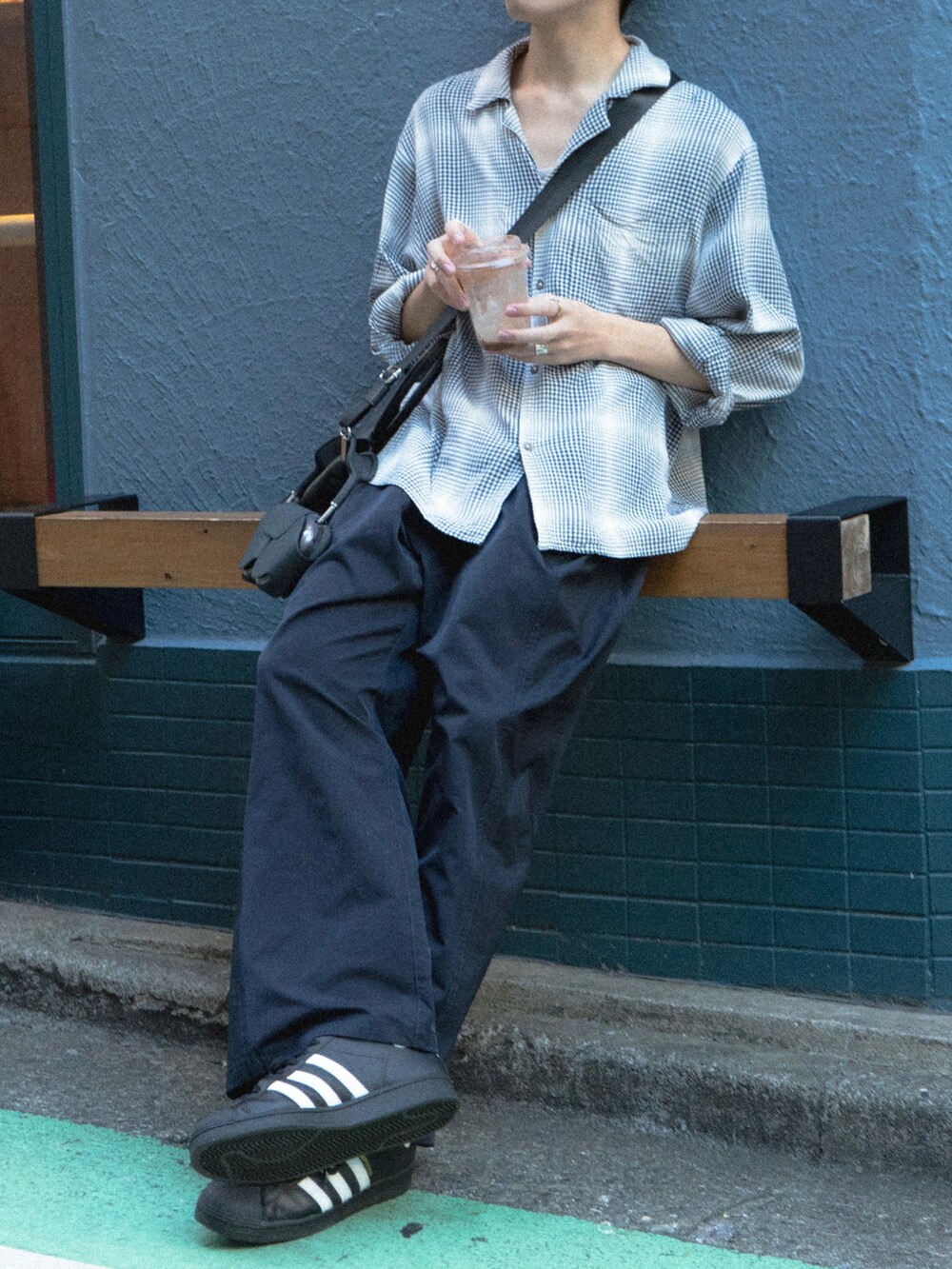 ホワイト系のシャツ/ブラウス、ブラック系のその他パンツ、ブラック系のスニーカーを着用したメンズの秋コーディネートの5枚目の写真