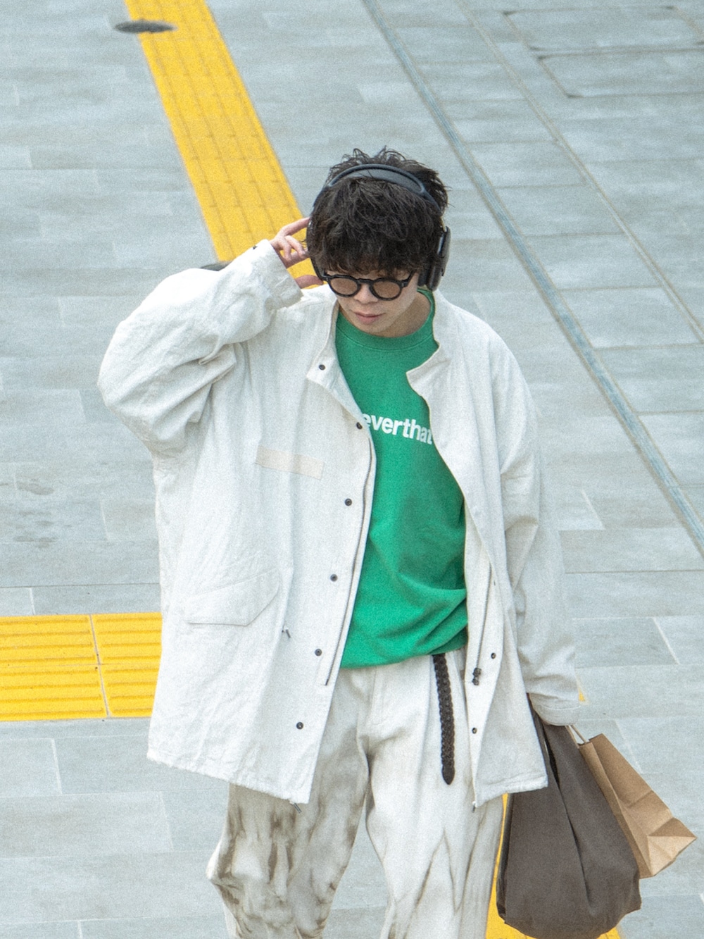 ベージュ系のシャツ/ブラウス、グリーン系のスウェット、ベージュ系のその他パンツを着用したメンズの春コーディネートの4枚目の写真