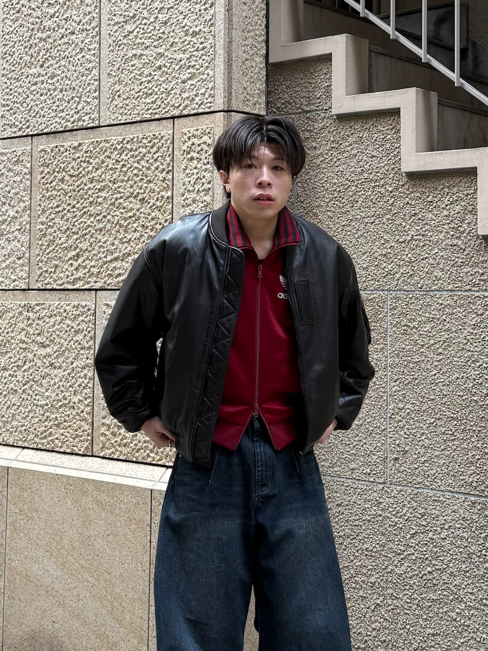 レッド系のその他トップス、ブラウン系のMA-1、ブルー系のデニムパンツを着用したメンズの冬コーディネートの4枚目の写真