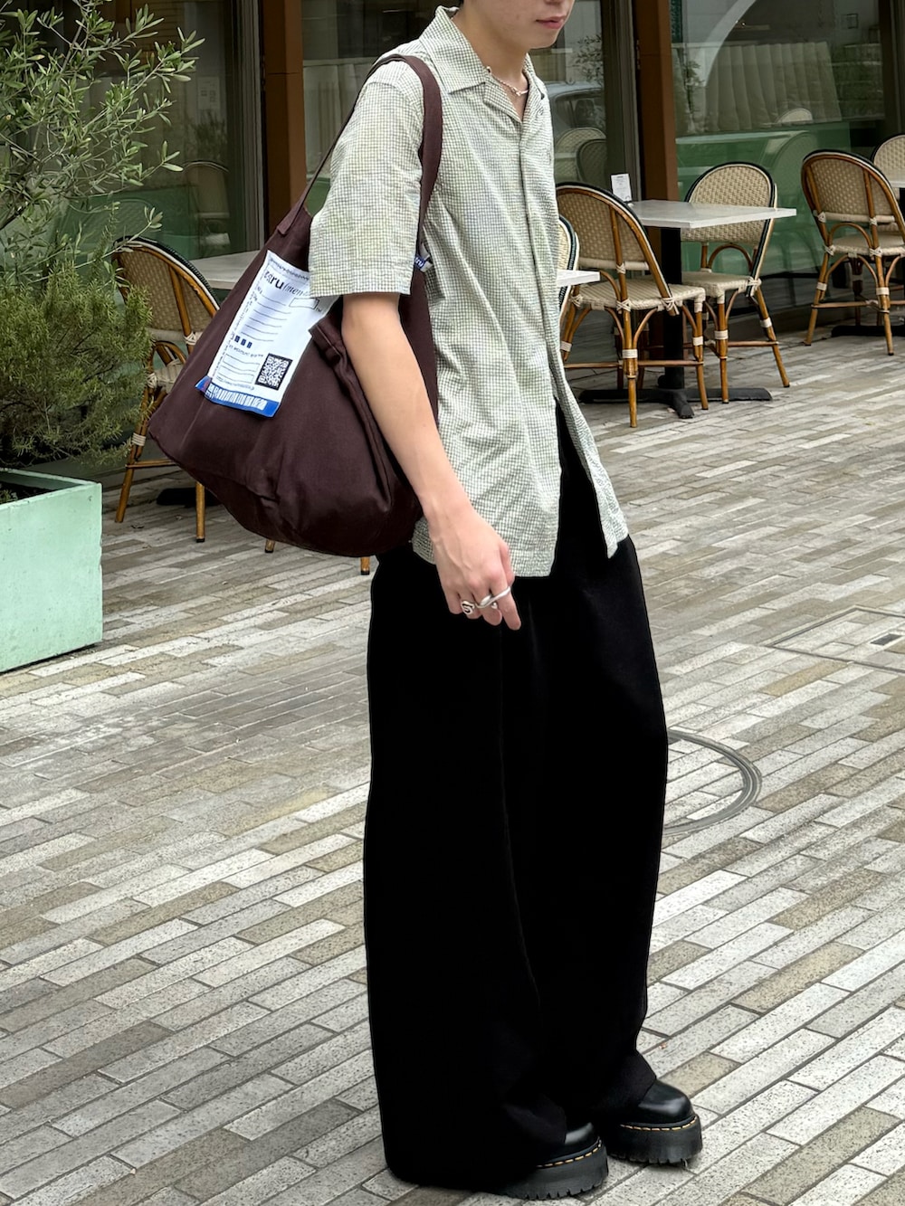 グリーン系のシャツ/ブラウス、ブラック系のスラックス、ブラウン系のトートバッグを着用したメンズの夏コーディネートの5枚目の写真