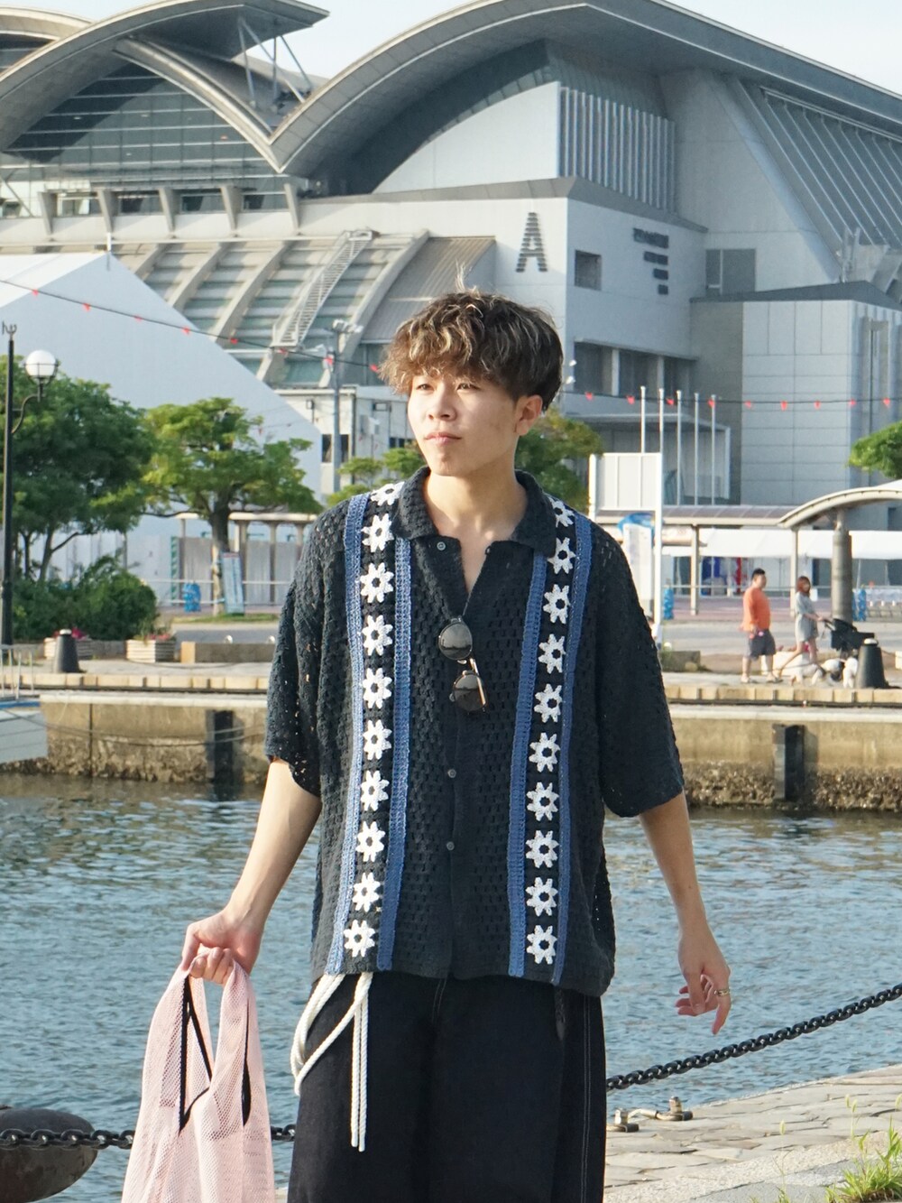 ブルー系のシャツ/ブラウス、ブルー系のデニムパンツ、ピンク系のトートバッグを着用したメンズの夏コーディネートの4枚目の写真