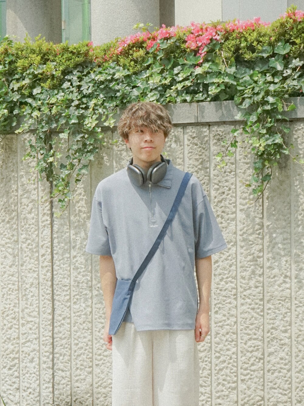 ブルー系のTシャツ/カットソー、ベージュ系のその他パンツ、オレンジ系のショルダーバッグを着用したメンズの春コーディネートの3枚目の写真