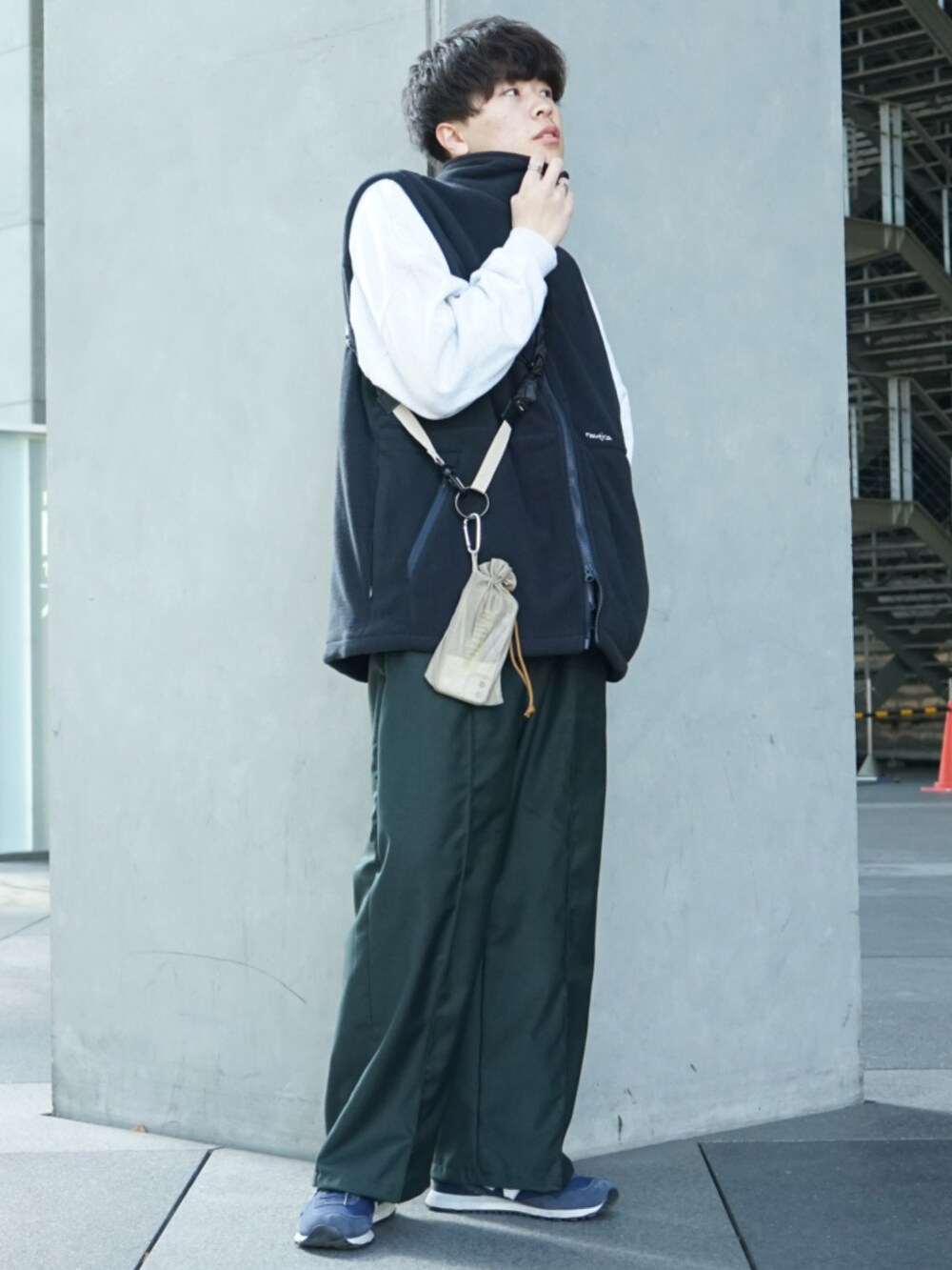 ブルー系のその他アウター、ベージュ系のショルダーバッグ、グリーン系のその他パンツを着用したメンズの冬コーディネートの2枚目の写真