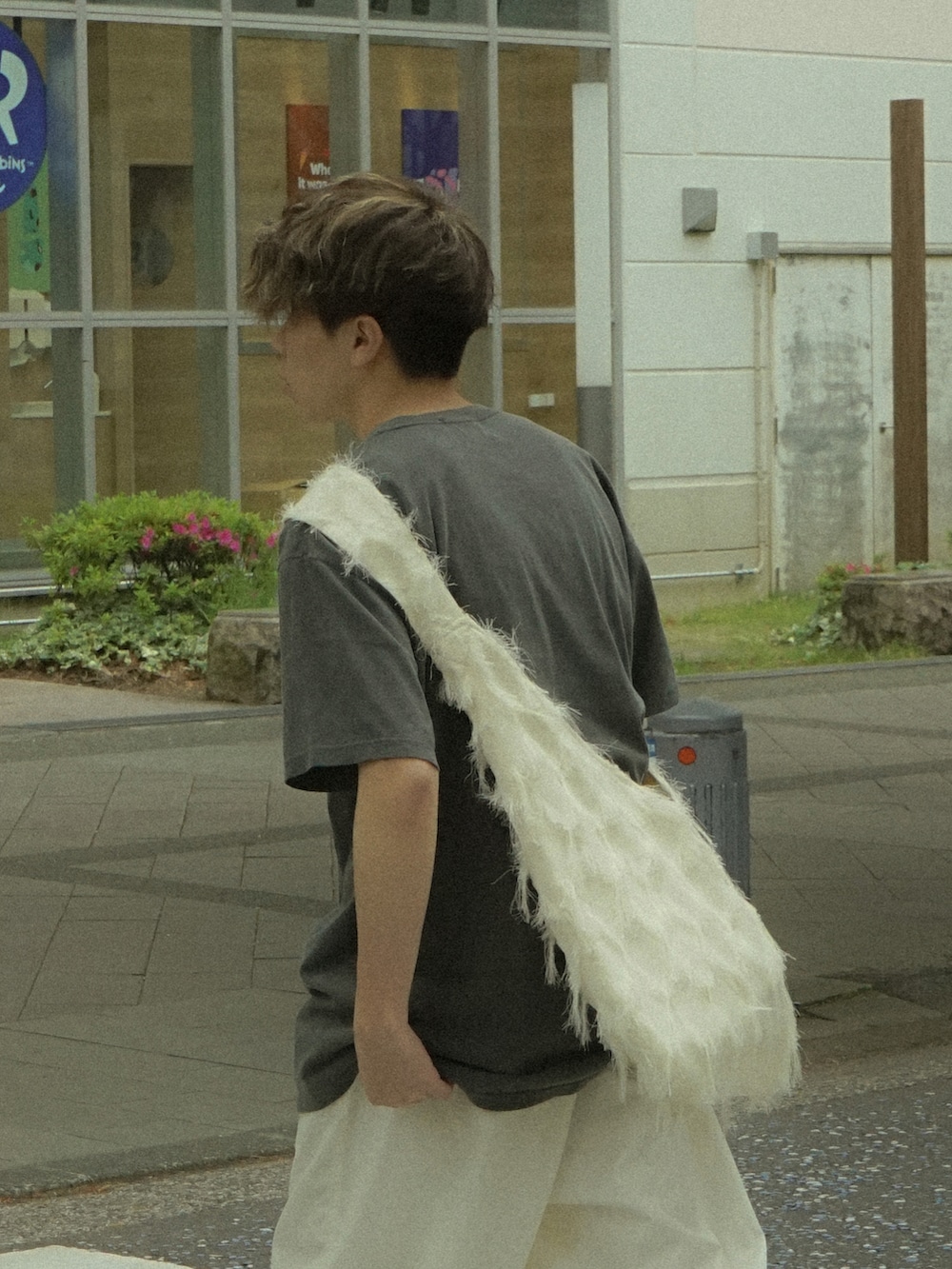 グレー系のTシャツ/カットソー、ホワイト系のカーゴパンツ、ホワイト系のショルダーバッグを着用したメンズの春コーディネートの4枚目の写真