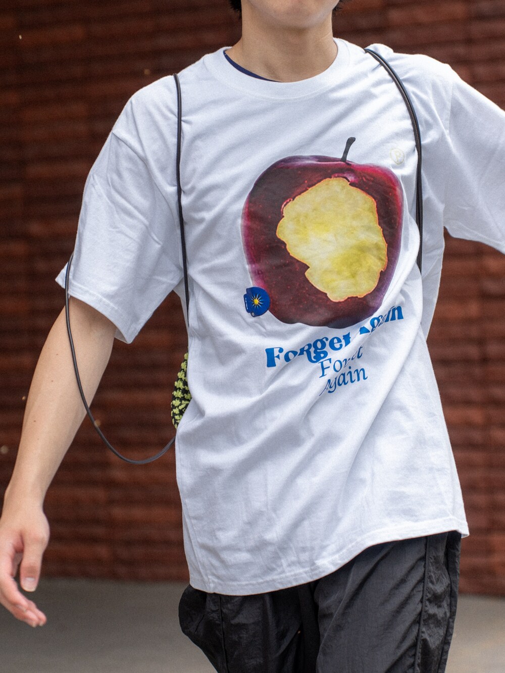 その他のTシャツ/カットソー、ブラック系のその他パンツ、イエロー系のエコバッグ/サブバッグを着用したメンズの夏コーディネートの4枚目の写真