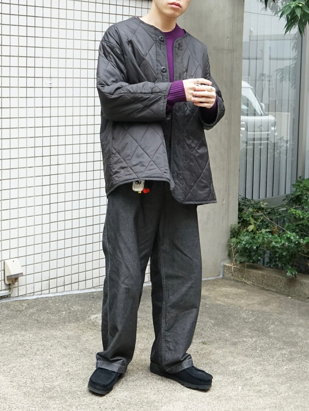ブラック系のミリタリージャケット、パープル系のニット/セーター、グレー系のデニムパンツを着用したメンズの秋コーディネートの5枚目の写真