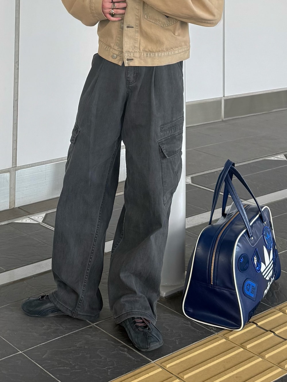 ベージュ系のデニムジャケット、ブラウン系のTシャツ/カットソー、その他のその他パンツを着用したメンズの春コーディネートの4枚目の写真