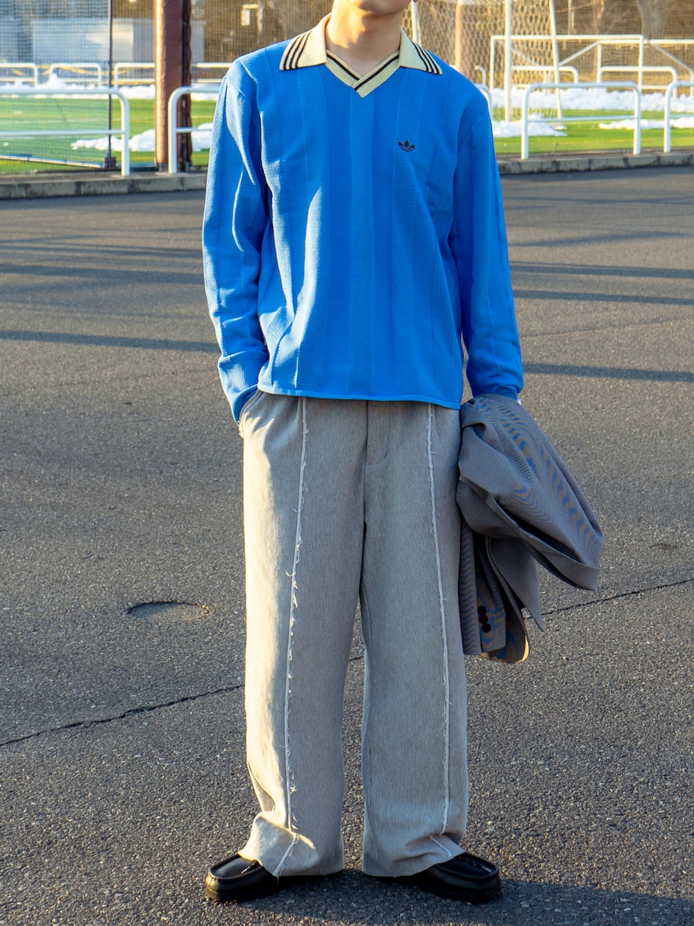 ブルー系のニット/セーター、グレー系のスウェットパンツ、ブラック系のブーツを着用したメンズの冬コーディネートの5枚目の写真