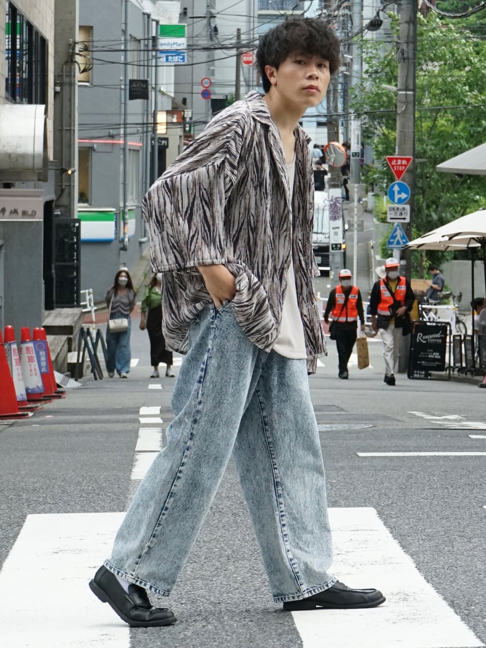 ベージュ系のシャツ/ブラウス、グレー系のタンクトップ、ブルー系のデニムパンツを着用したメンズの夏コーディネートの3枚目の写真