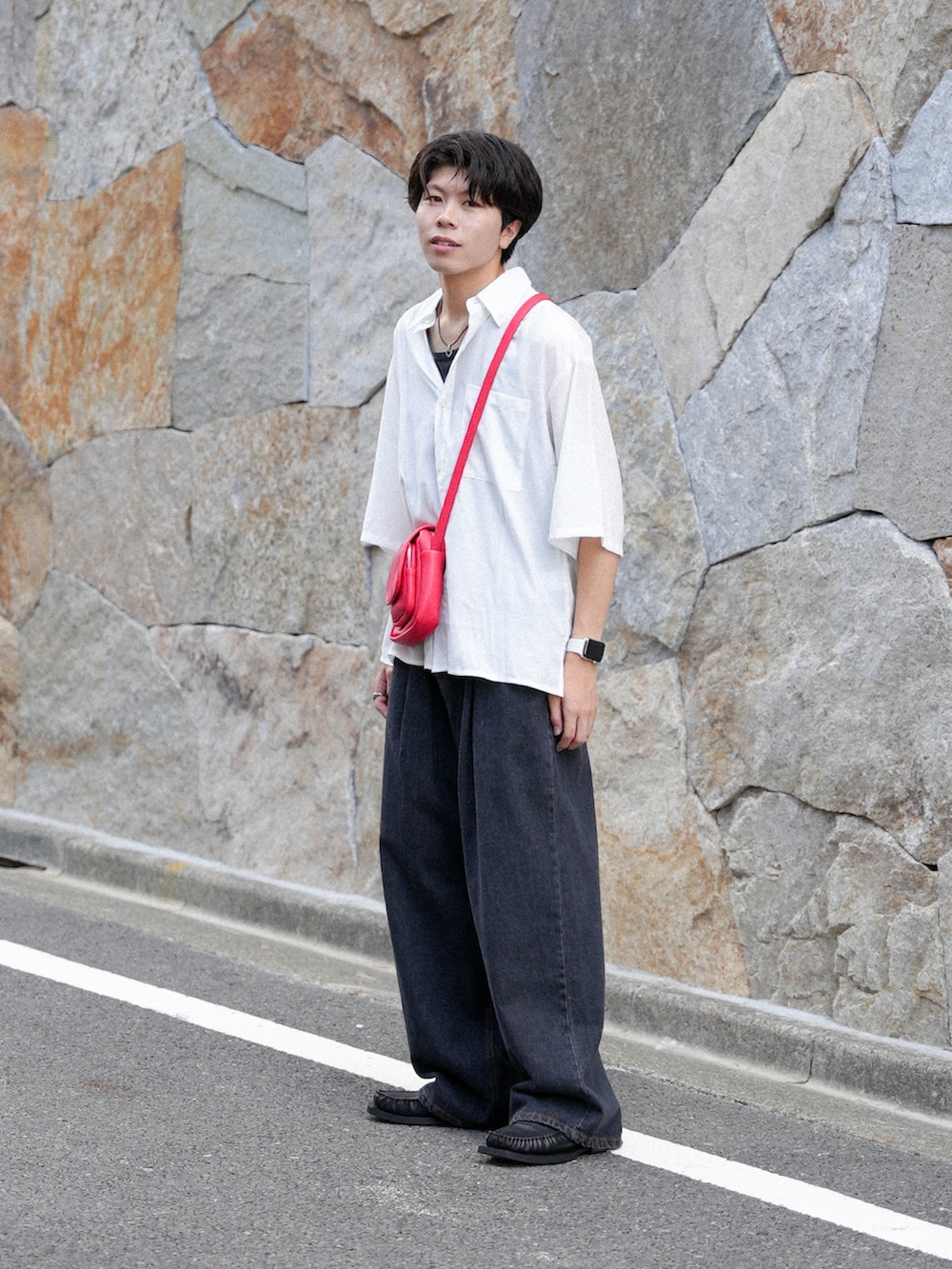 ホワイト系のシャツ/ブラウス、ブラック系のデニムパンツ、レッド系のショルダーバッグを着用したメンズの秋コーディネートの2枚目の写真