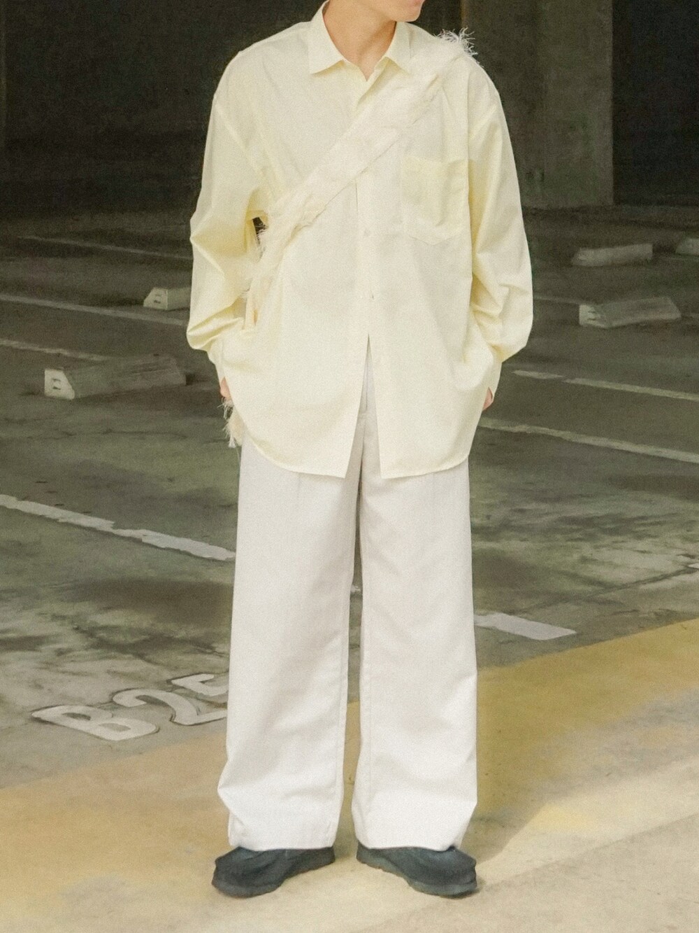 イエロー系のシャツ/ブラウス、ホワイト系のチノパンツ、ホワイト系のショルダーバッグを着用したメンズの春コーディネートの5枚目の写真