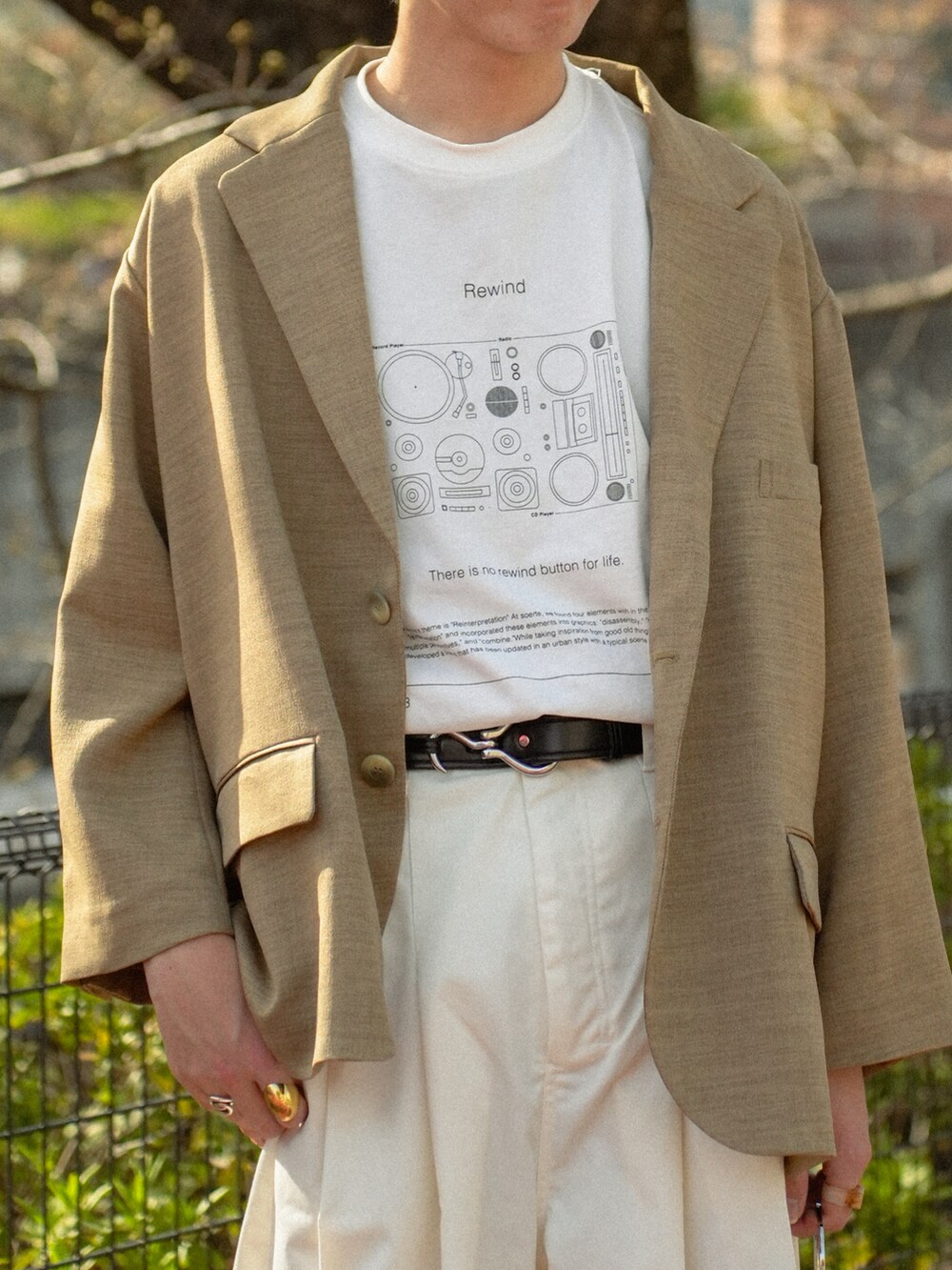 ブラウン系のテーラードジャケット、その他のTシャツ/カットソー、ホワイト系のチノパンツを着用したメンズの春コーディネートの4枚目の写真