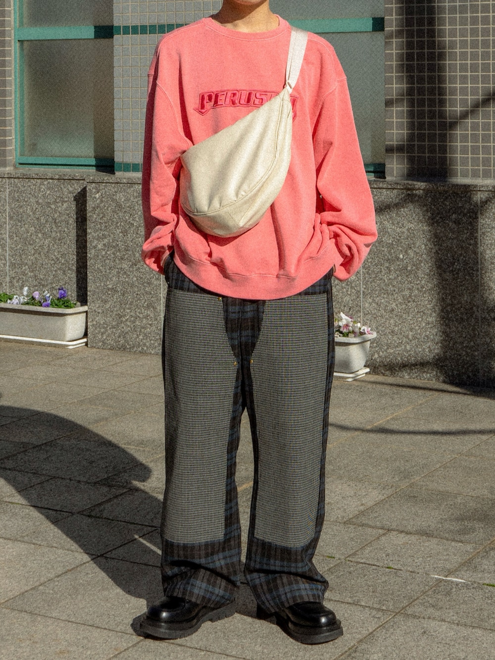 ピンク系のスウェット、ブラック系のその他パンツ、ブラック系のドレスシューズを着用したメンズの冬コーディネートの5枚目の写真