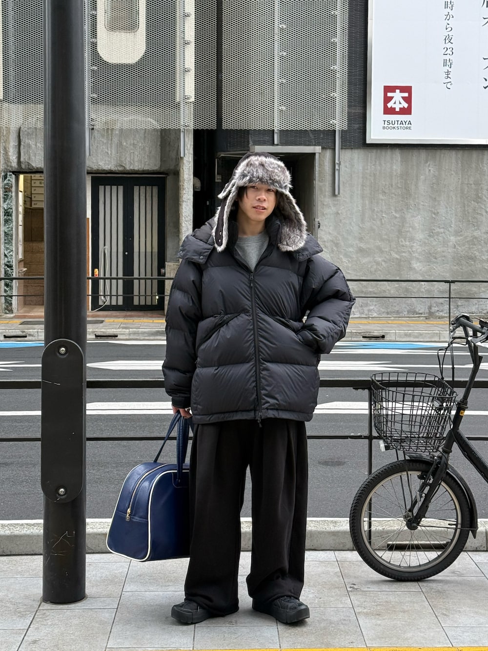 ブラック系のダウンジャケット/コート、グレー系のスウェット、ブラック系のスウェットパンツを着用したメンズの冬コーディネートの3枚目の写真