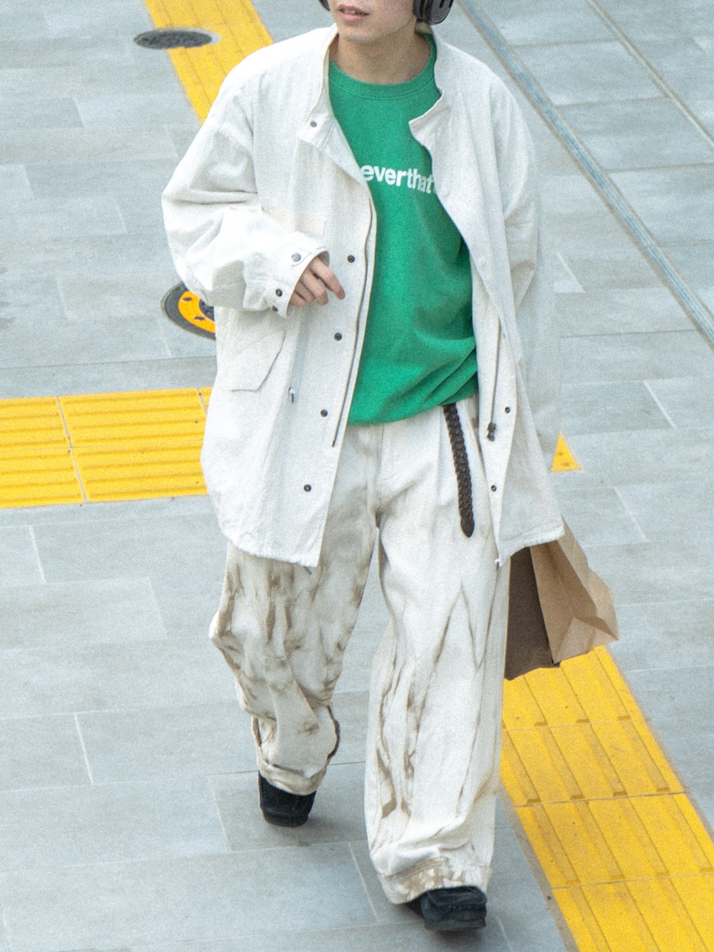 ベージュ系のシャツ/ブラウス、グリーン系のスウェット、ベージュ系のその他パンツを着用したメンズの春コーディネートの5枚目の写真