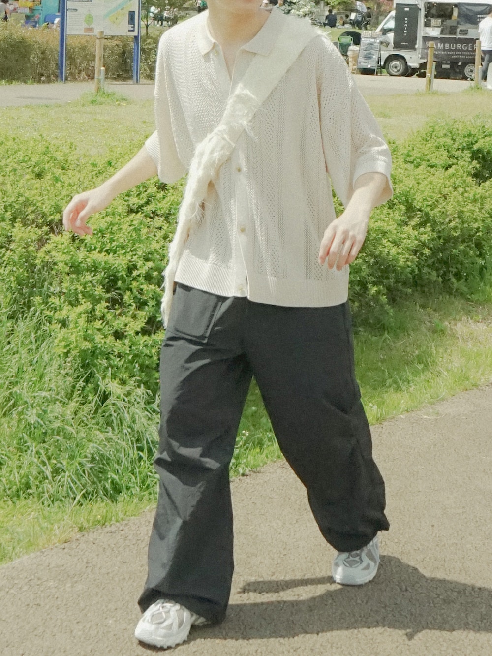 ホワイト系のカーディガン/ボレロ、ブラック系のその他パンツ、ホワイト系のショルダーバッグを着用したメンズの春コーディネートの4枚目の写真