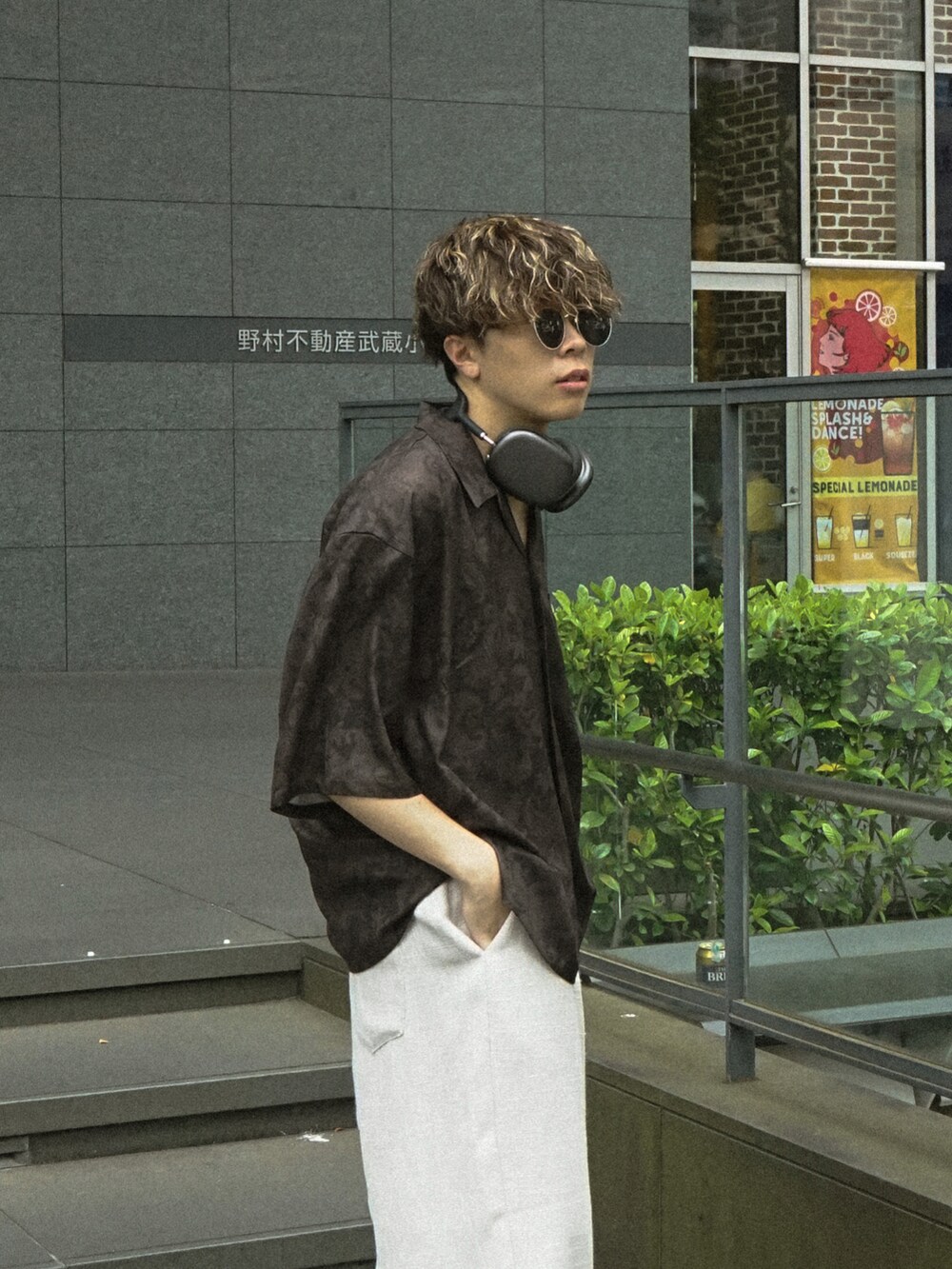 ブラック系のシャツ/ブラウス、ベージュ系のその他パンツ、ホワイト系のサンダルを着用したメンズの夏コーディネートの4枚目の写真