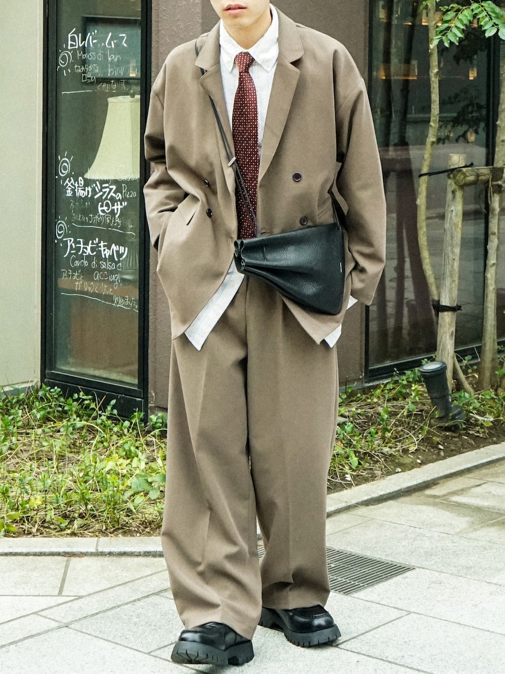 ブラウン系のテーラードジャケット、イエロー系のシャツ/ブラウス、ブラウン系のその他パンツを着用したメンズの春コーディネートの5枚目の写真