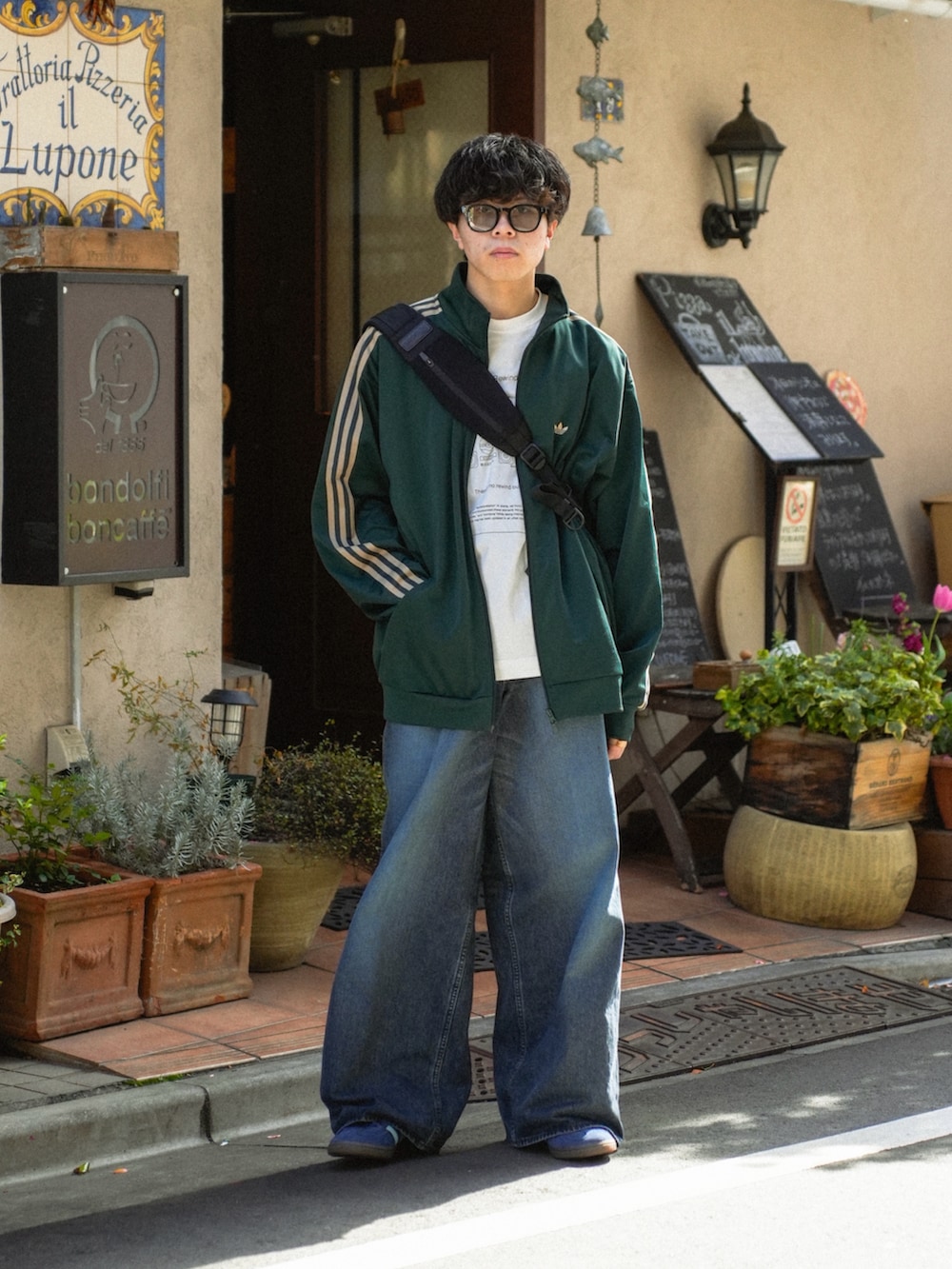 グリーン系のジャージ、その他のTシャツ/カットソー、ブラック系のショルダーバッグを着用したメンズの春コーディネートの2枚目の写真