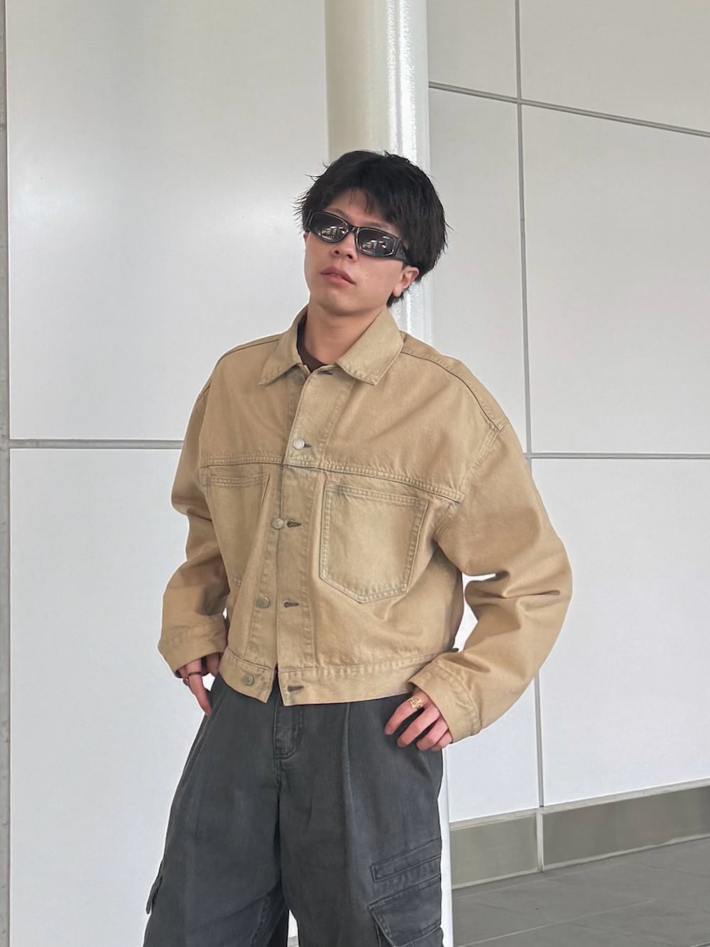 ベージュ系のデニムジャケット、ブラウン系のTシャツ/カットソー、その他のその他パンツを着用したメンズの春コーディネートの3枚目の写真