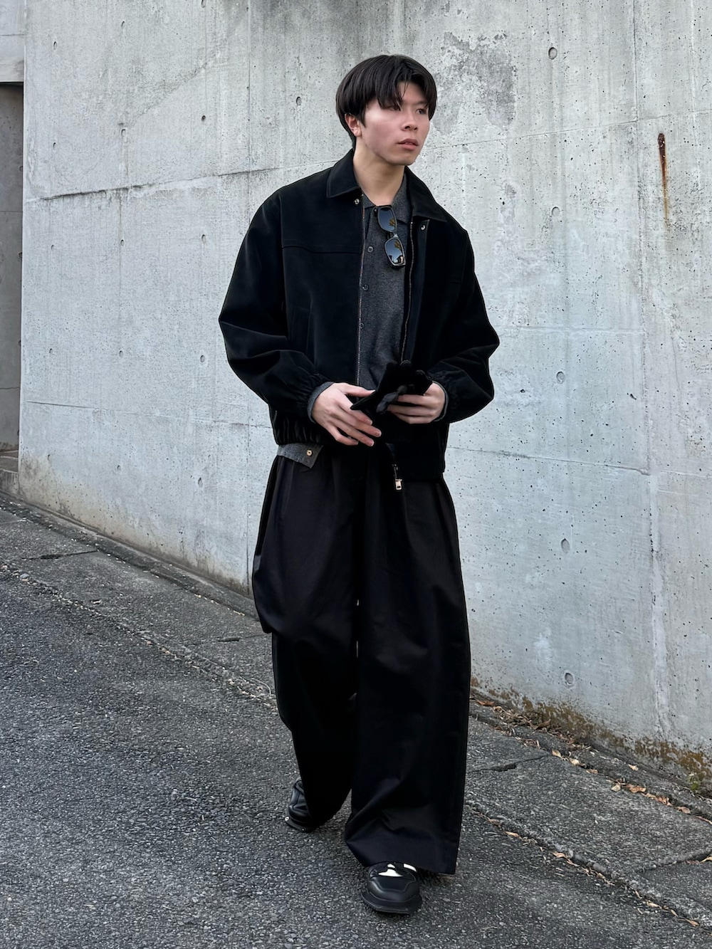 ブラック系のブルゾン、グレー系のシャツ/ブラウス、ブラック系のその他パンツを着用したメンズの冬コーディネートの2枚目の写真