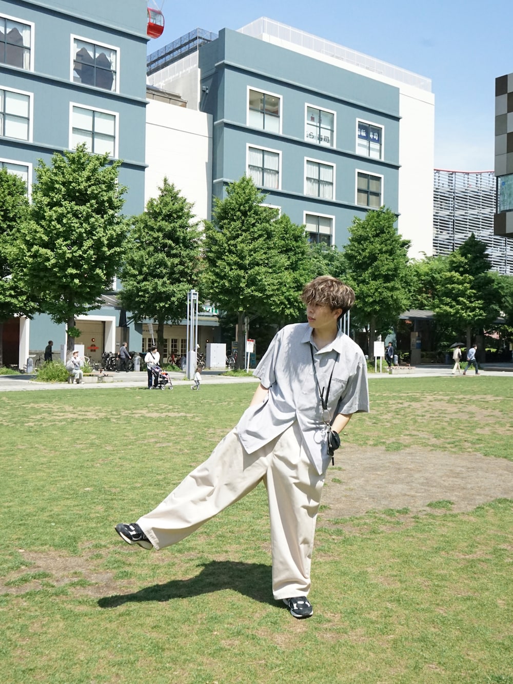 ブルー系のシャツ/ブラウス、ベージュ系のその他パンツ、ブラック系のショルダーバッグを着用したメンズの夏コーディネートの3枚目の写真