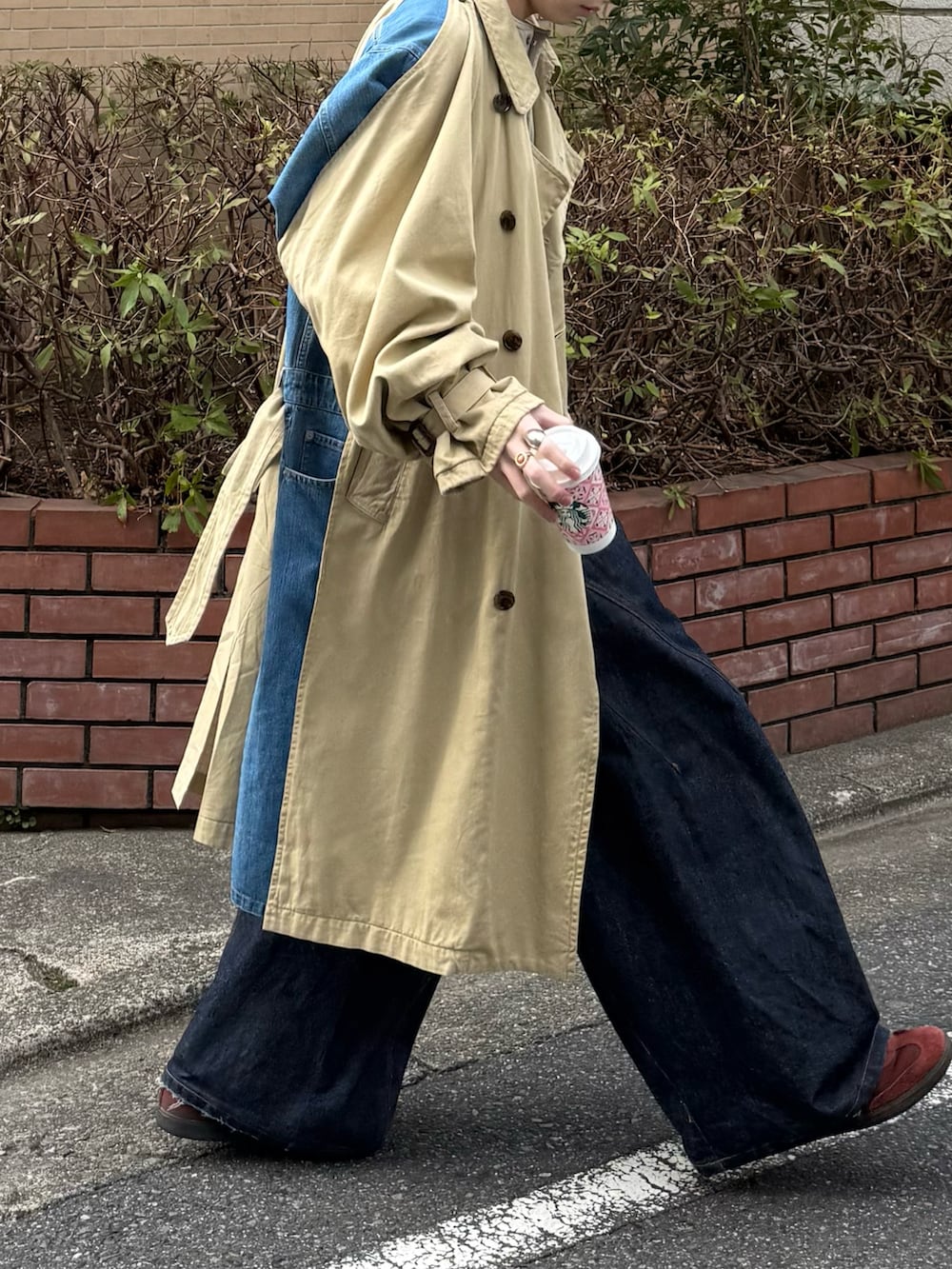 ブルー系のデニムパンツ、ベージュ系のTシャツ/カットソー、グレー系のTシャツ/カットソーを着用したメンズの春コーディネートの5枚目の写真