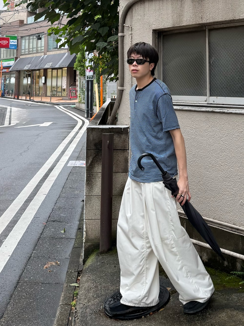 その他のTシャツ/カットソー、ホワイト系のその他パンツ、ブラック系のモカシン/デッキシューズを着用したメンズの夏コーディネートの2枚目の写真