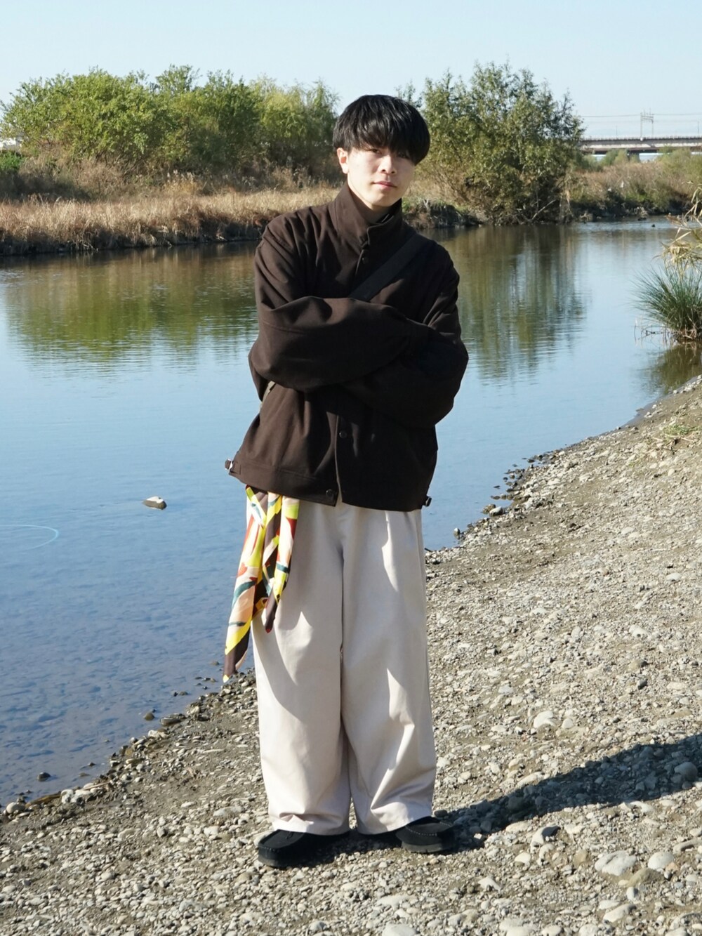 ブラウン系のブルゾン、ベージュ系のその他パンツ、ブラック系のその他シューズを着用したメンズの冬コーディネートの2枚目の写真