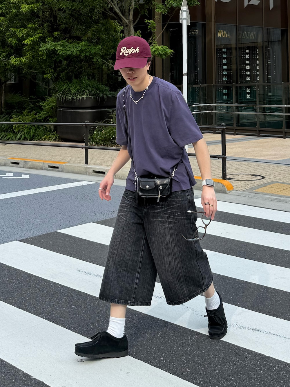 ブルー系のTシャツ/カットソー、グレー系のデニムパンツ、ブラック系のその他シューズを着用したメンズの夏コーディネートの2枚目の写真