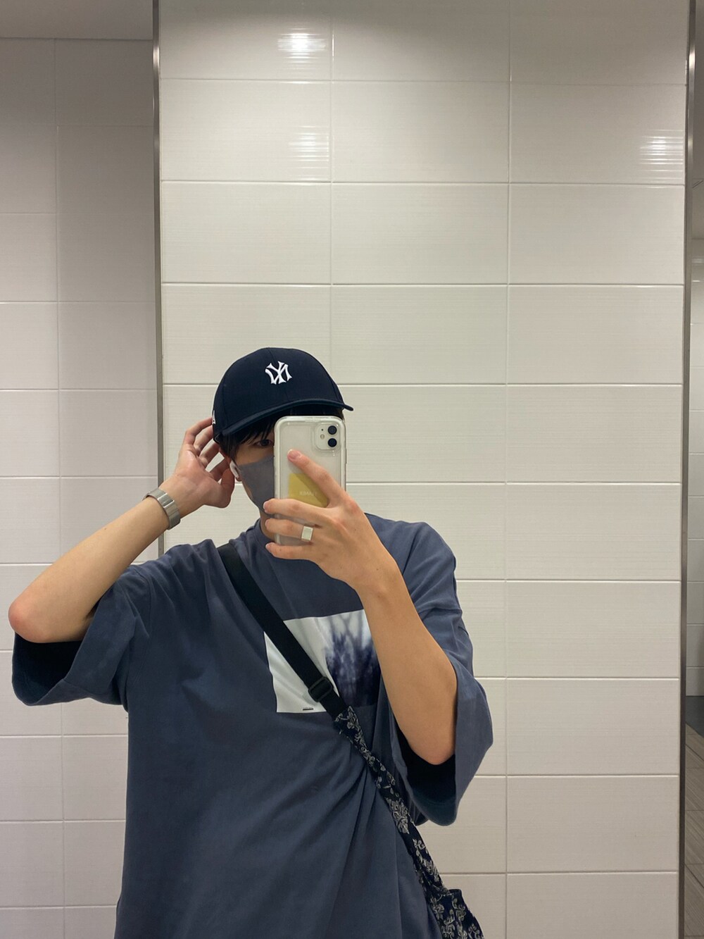 ブルー系のTシャツ/カットソー、ブラック系のその他パンツ、ブルー系のショルダーバッグを着用したメンズの夏コーディネートの5枚目の写真