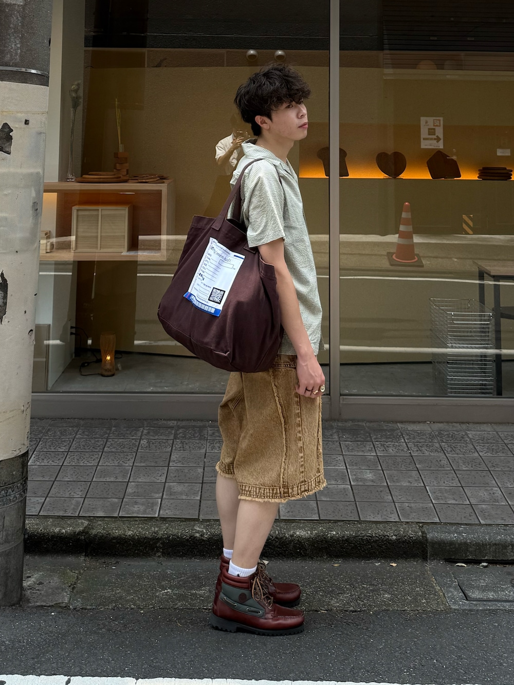 グリーン系のシャツ/ブラウス、ベージュ系のその他パンツ、ブラウン系のトートバッグを着用したメンズの夏コーディネートの2枚目の写真