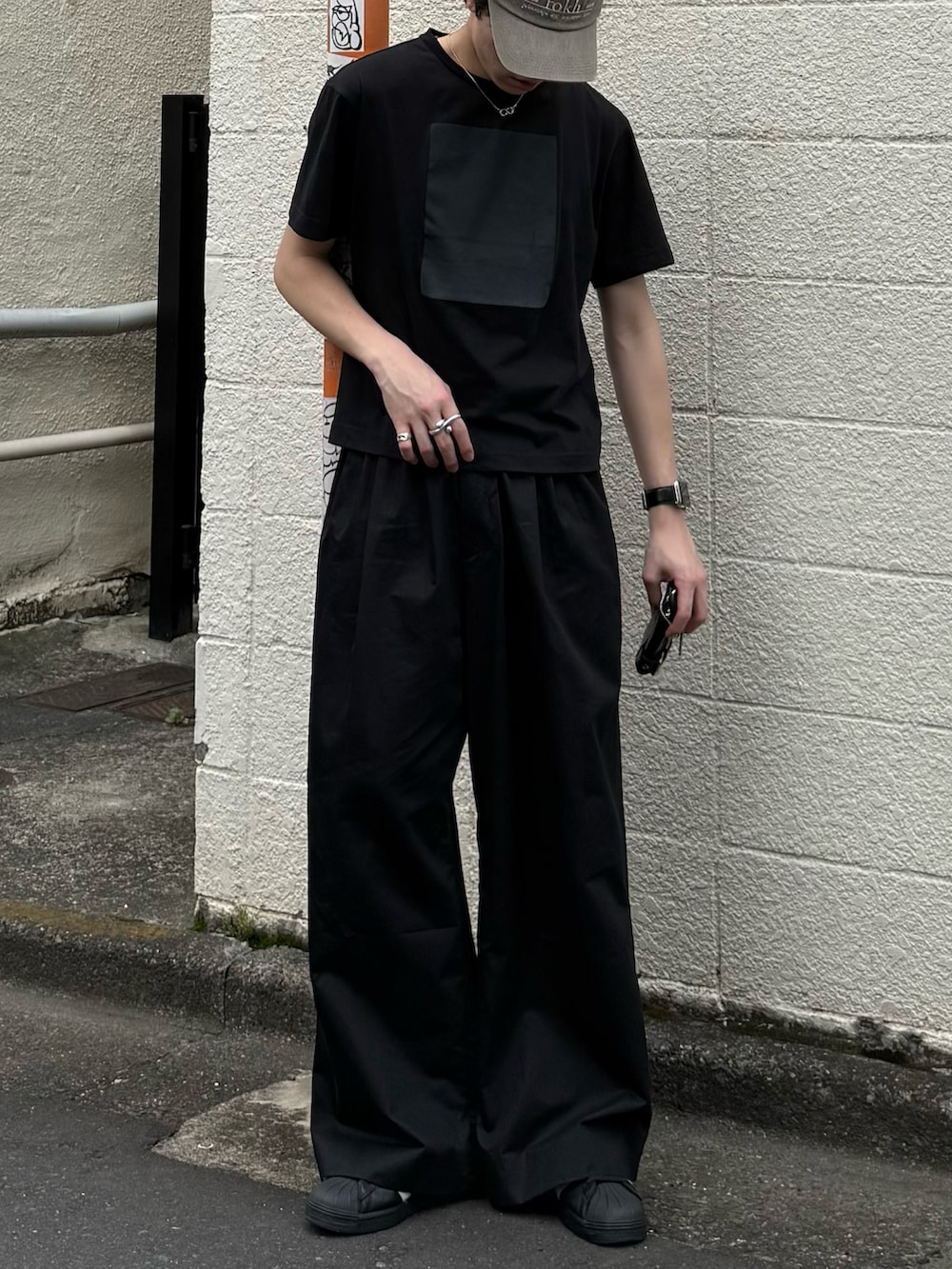 その他のTシャツ/カットソー、ブラック系のその他パンツ、ブラック系のスニーカーを着用したメンズの夏コーディネートの4枚目の写真
