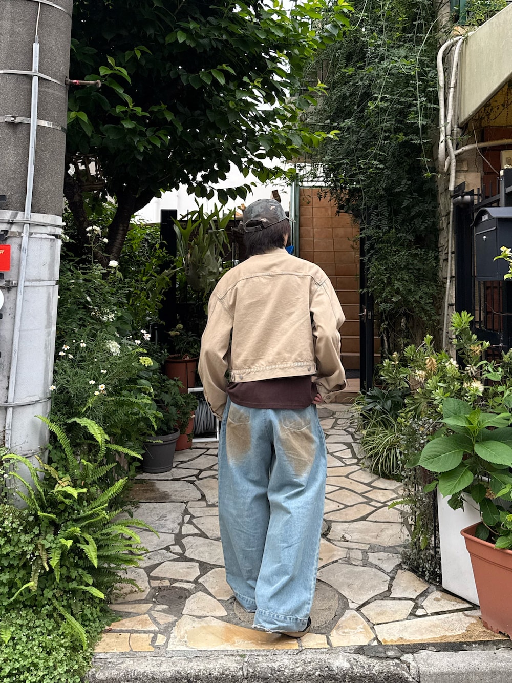 ベージュ系のデニムジャケット、ブラウン系のTシャツ/カットソー、ブルー系のデニムパンツを着用したメンズの夏コーディネートの3枚目の写真