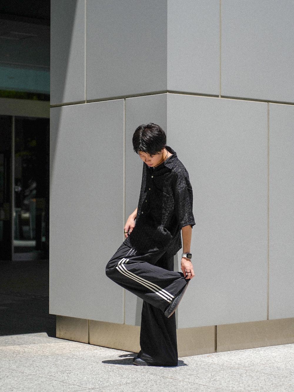 ブラック系のシャツ/ブラウス、ブラック系のスウェットパンツ、ブラック系のスニーカーを着用したメンズの夏コーディネートの3枚目の写真