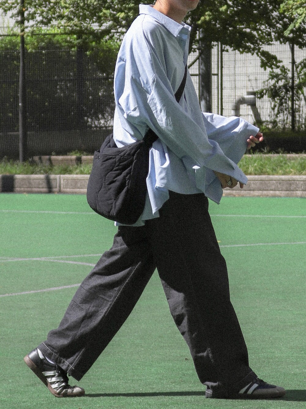 ブルー系のシャツ/ブラウス、グレー系のデニムパンツ、ブラック系のショルダーバッグを着用したメンズの秋コーディネートの5枚目の写真