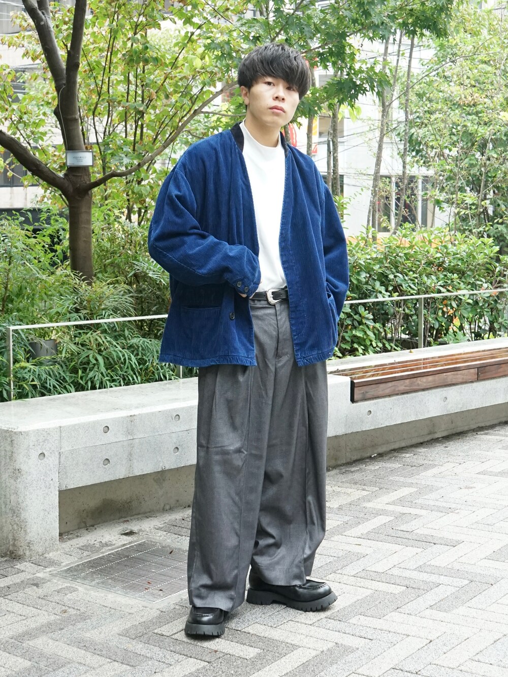 ブルー系のテーラードジャケット、グレー系のスラックス、ブラック系のローファーを着用したメンズの秋コーディネートの2枚目の写真