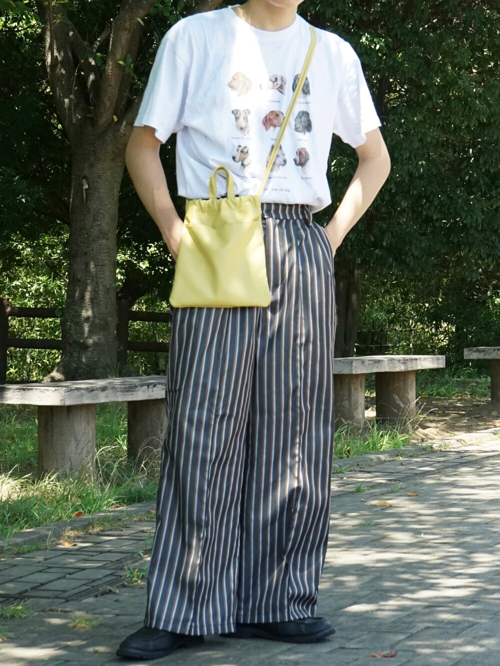 ホワイト系のTシャツ/カットソー、ブラック系のその他パンツ、イエロー系のショルダーバッグを着用したメンズの夏コーディネートの4枚目の写真
