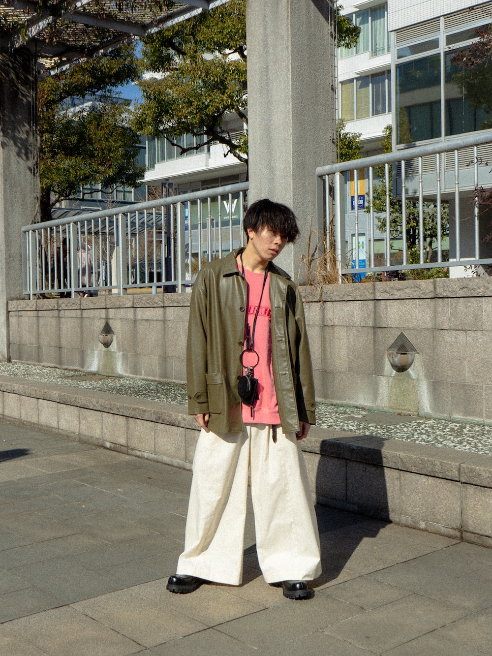 ブラック系のカバーオール、ピンク系のスウェット、ホワイト系のその他パンツを着用したメンズの冬コーディネートの4枚目の写真