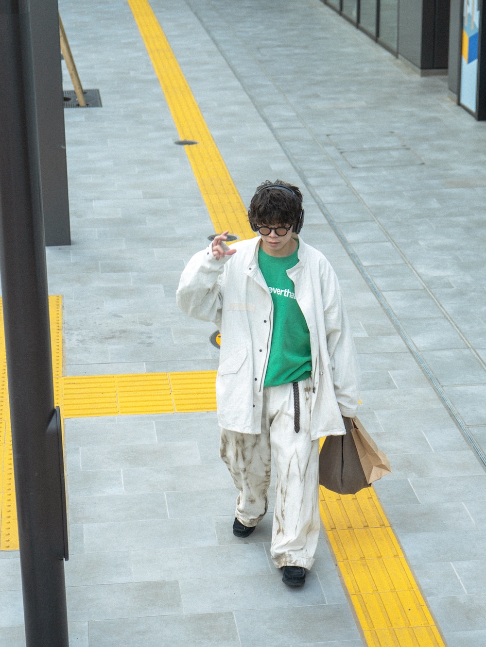 ベージュ系のシャツ/ブラウス、グリーン系のスウェット、ベージュ系のその他パンツを着用したメンズの春コーディネートの3枚目の写真