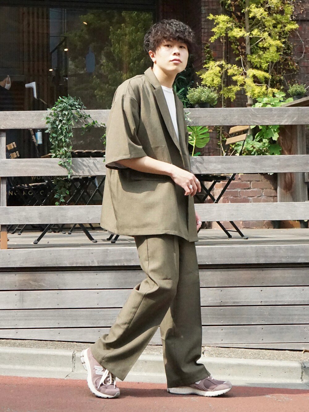 グリーン系のその他トップス、グレー系のTシャツ/カットソー、グリーン系のその他パンツを着用したメンズの春コーディネートの3枚目の写真