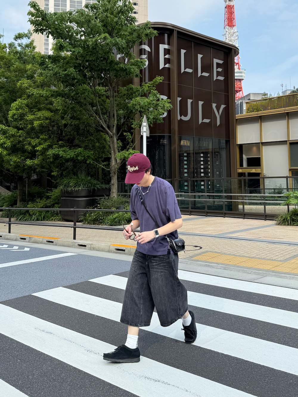 ブルー系のTシャツ/カットソー、グレー系のデニムパンツ、ブラック系のその他シューズを着用したメンズの夏コーディネートの3枚目の写真