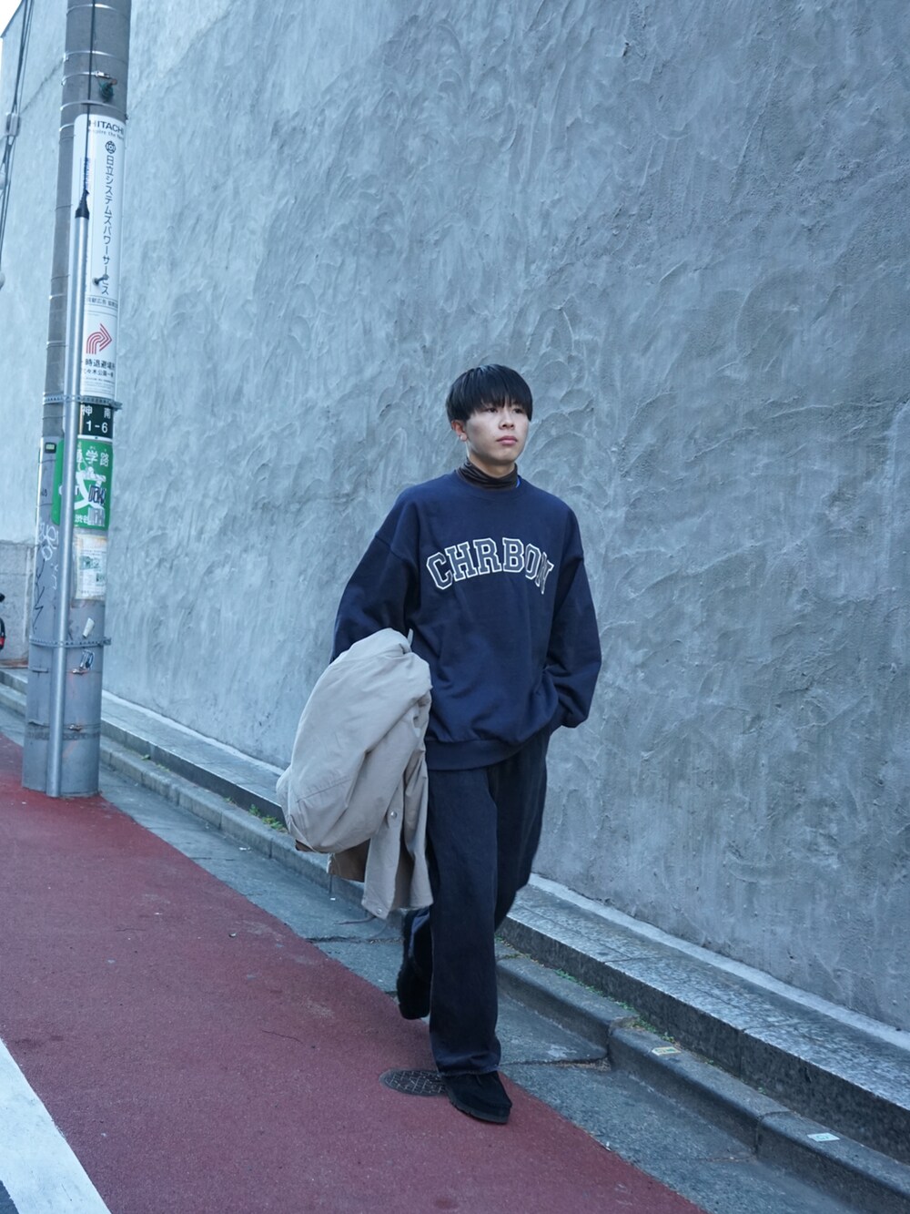 ブルー系のスウェット、ベージュ系のその他アウター、ブラック系のデニムパンツを着用したメンズの冬コーディネートの4枚目の写真