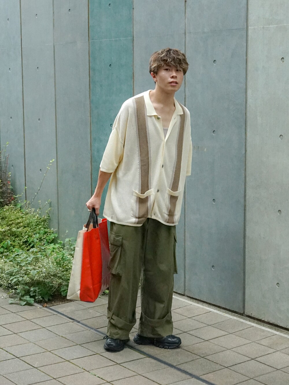 ホワイト系のシャツ/ブラウス、グリーン系のカーゴパンツ、ホワイト系のトートバッグを着用したメンズの夏コーディネートの2枚目の写真