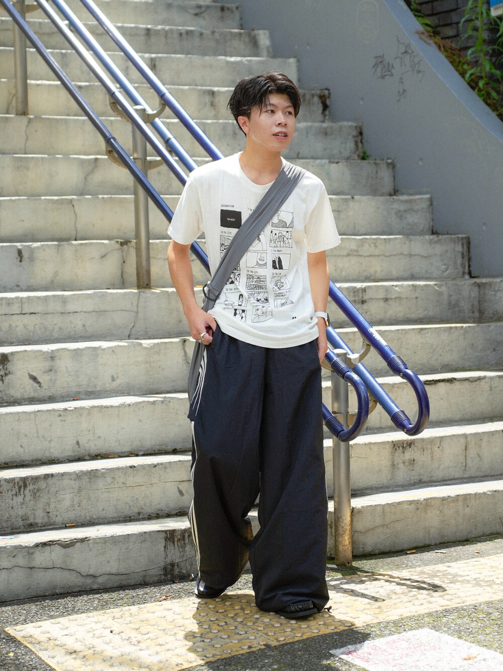 ホワイト系のTシャツ/カットソー、ブラック系のスウェットパンツ、グレー系のショルダーバッグを着用したメンズの夏コーディネートの4枚目の写真