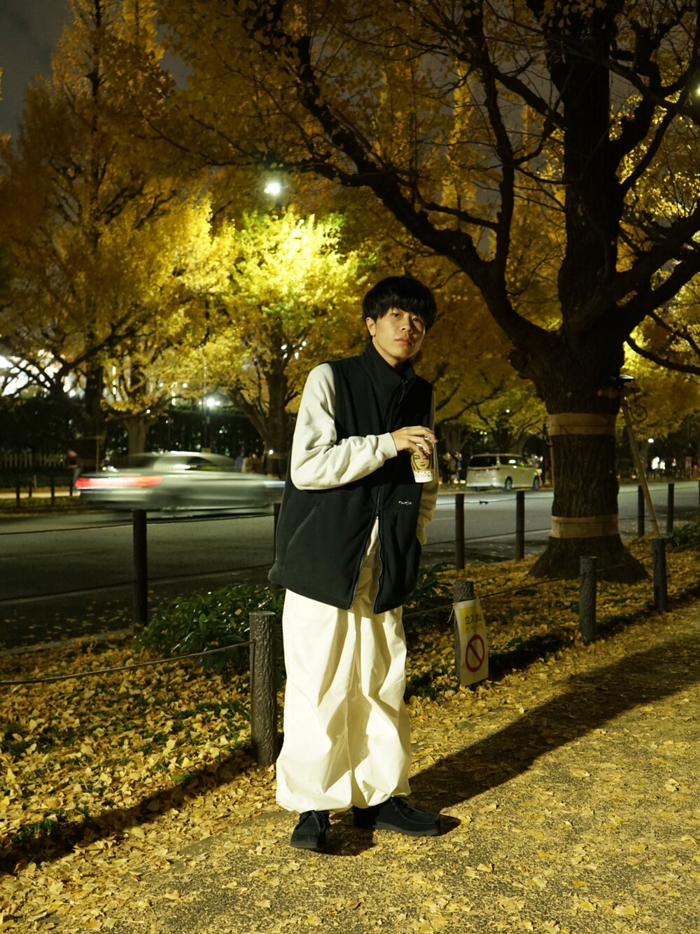 ブルー系のその他アウター、グレー系のスウェット、ホワイト系のカーゴパンツを着用したメンズの秋コーディネートの2枚目の写真